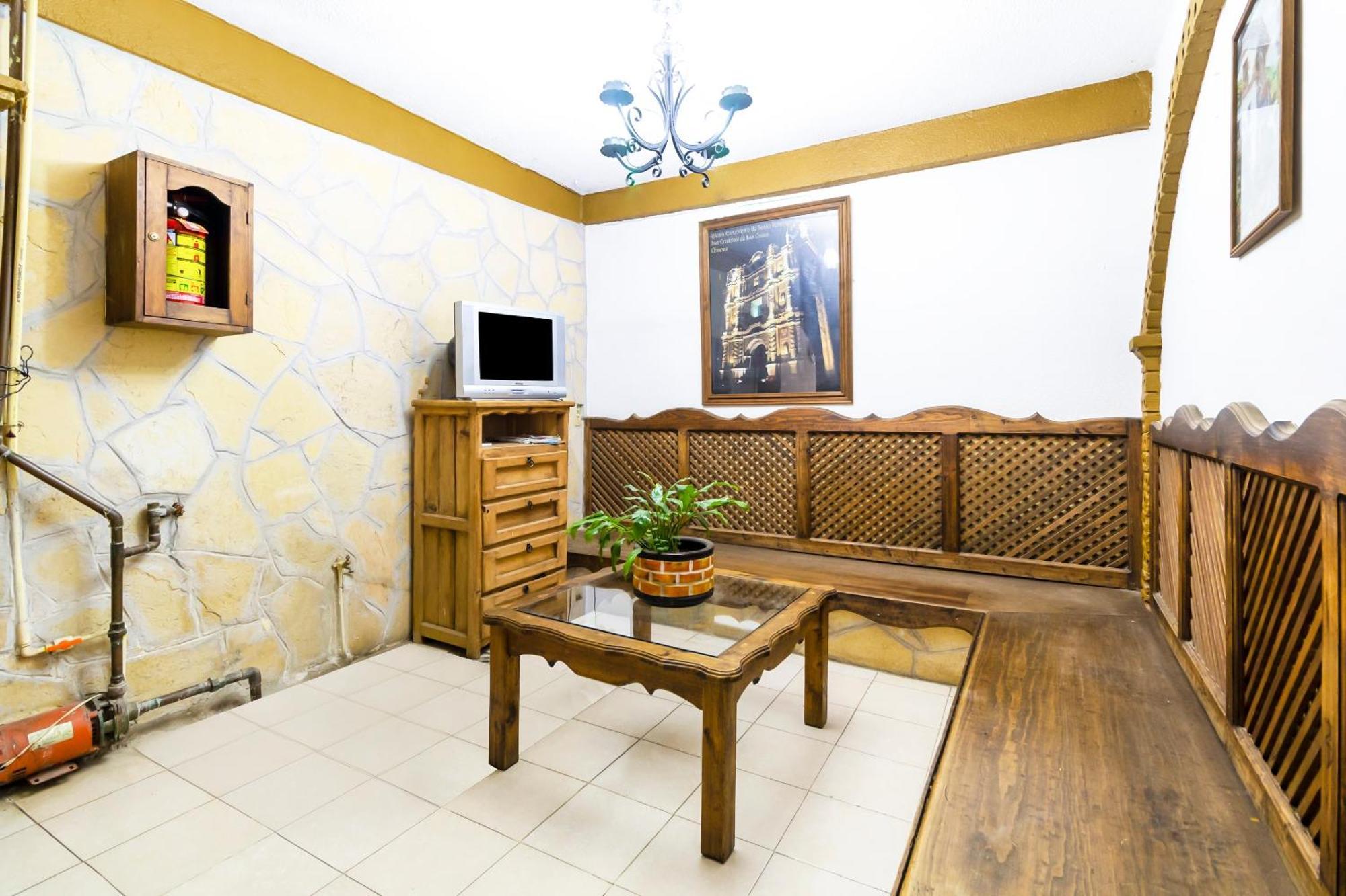 Oyo Hotel La Luna, Templo De Santo Domingo De Guzman San Cristobal de las Casas Ngoại thất bức ảnh